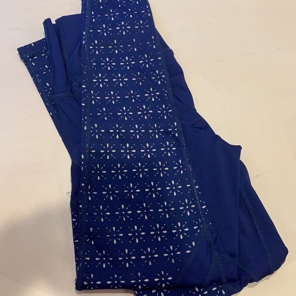 Aerie Chill Play Move leggings Navy flower overlay - Picture 6 of 6